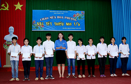 Đồng chí Đoàn Thị Thanh Tâm - Ủy viên Ban Chấp hành Đảng bộ tỉnh, Phó Bí thư Tỉnh đoàn tặng quà cho các em nhỏ có hoàn cảnh khó khăn vươn lên trong học tập.